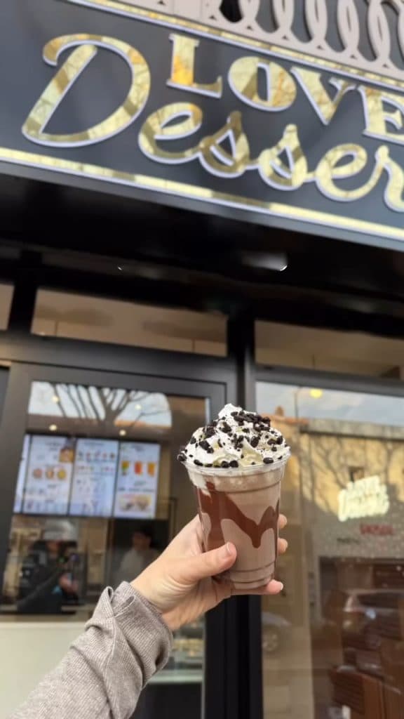 Milkshake devant l’enseigne Love Dessert